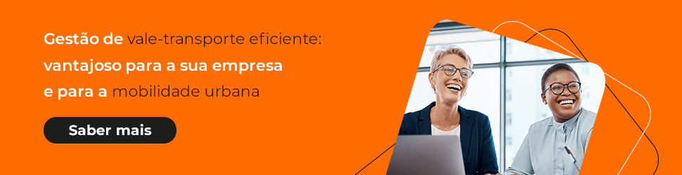 pessoas sorridentes com frase da gestão de vale-transporte